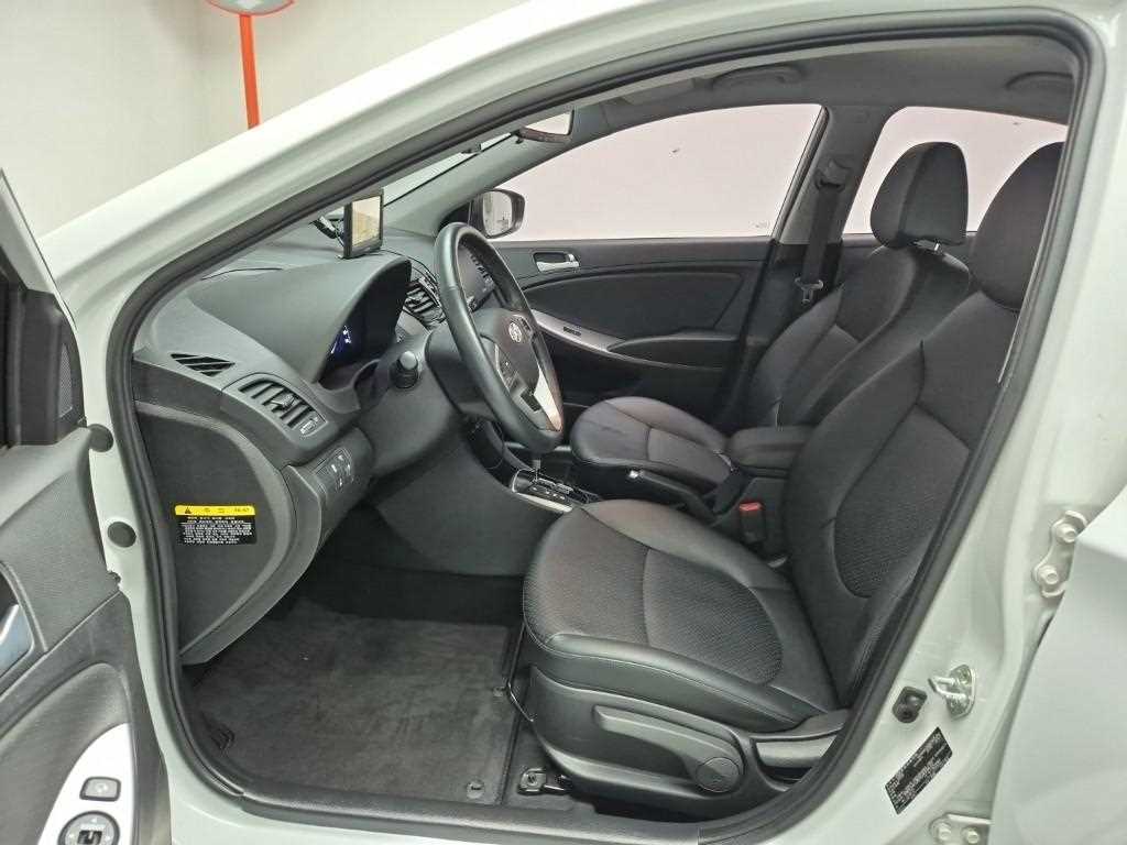 HYUNDAI Accent - Vista 11