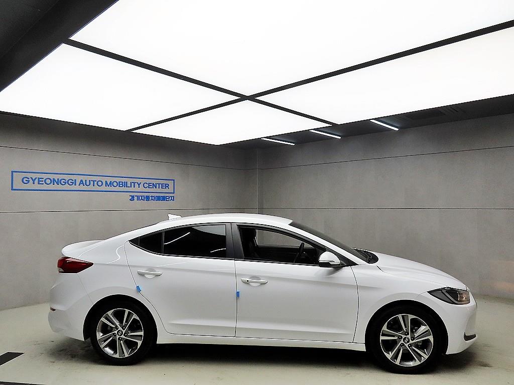 HYUNDAI Avante - Vista 2