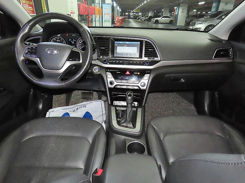 HYUNDAI Avante - Vista 10