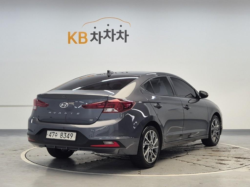 HYUNDAI Avante - Vista 2
