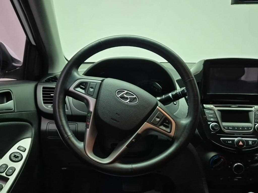 HYUNDAI Accent - Vista 9