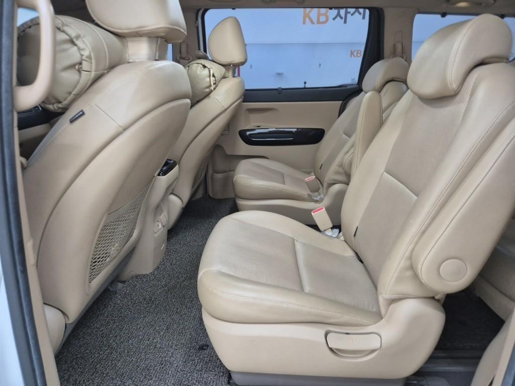 KIA Carnival - Vista 12