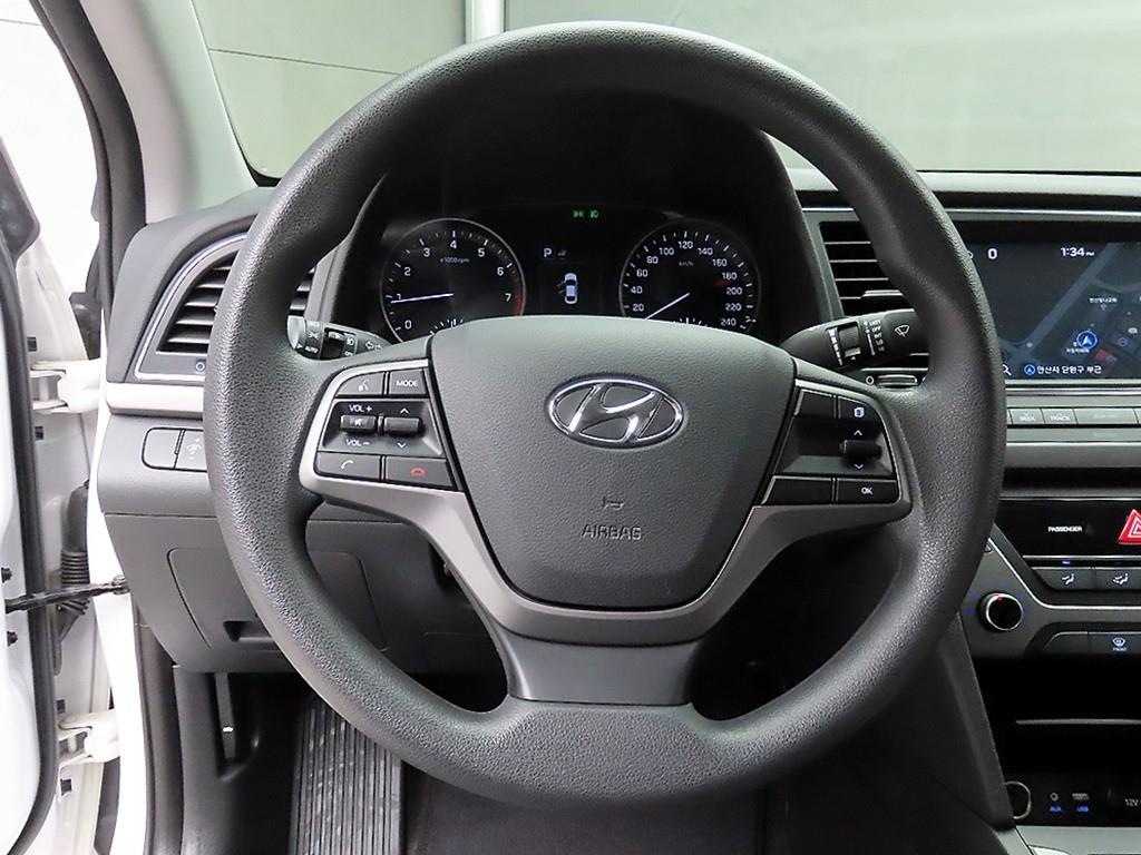 HYUNDAI Avante - Vista 9