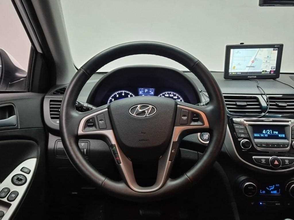HYUNDAI Accent - Vista 9