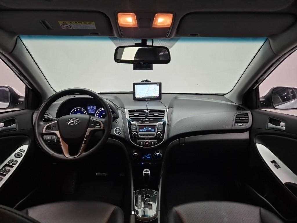 HYUNDAI Accent - Vista 7