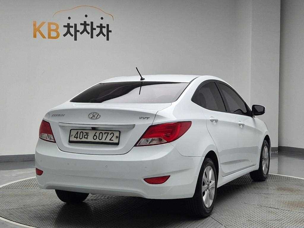 HYUNDAI Accent - Vista 3