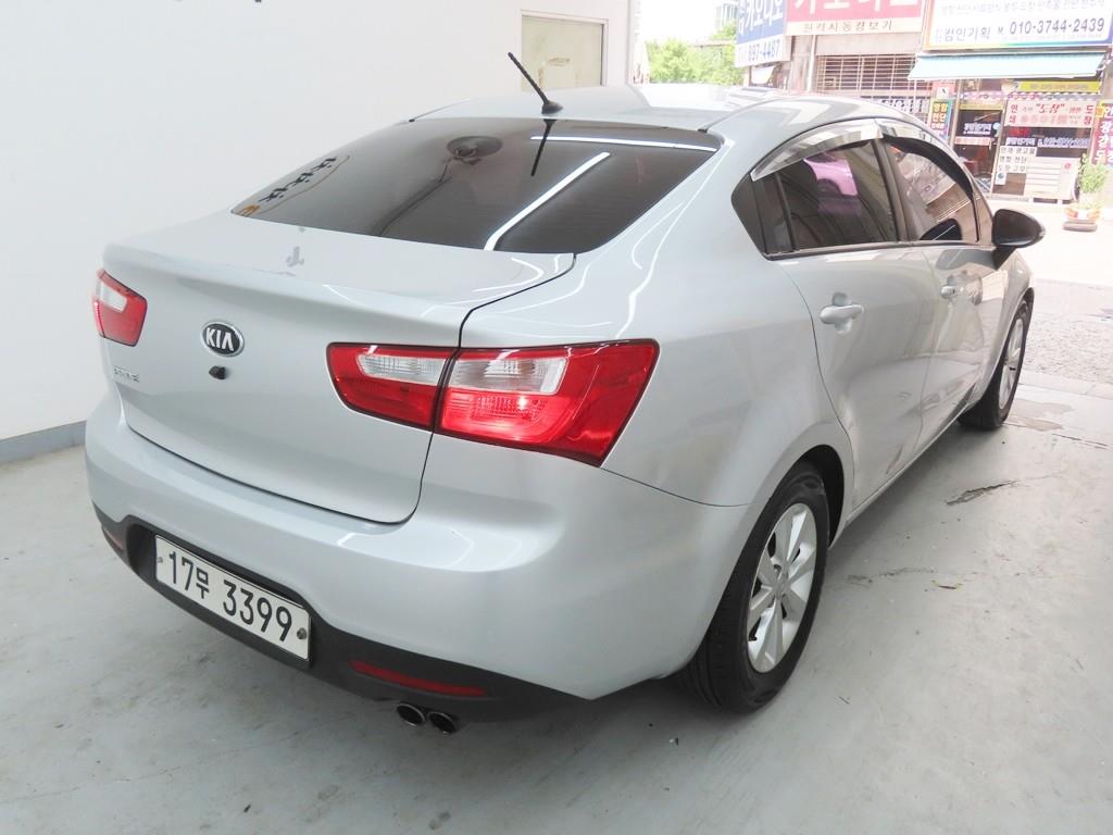 KIA Pride - Vista 3