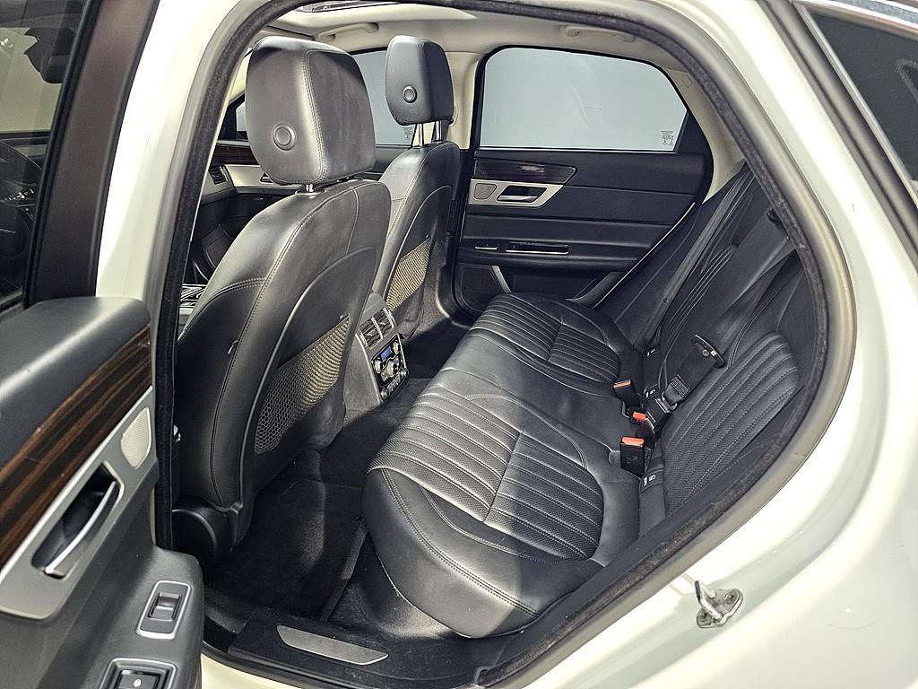 Jaguar XF - Vista 9