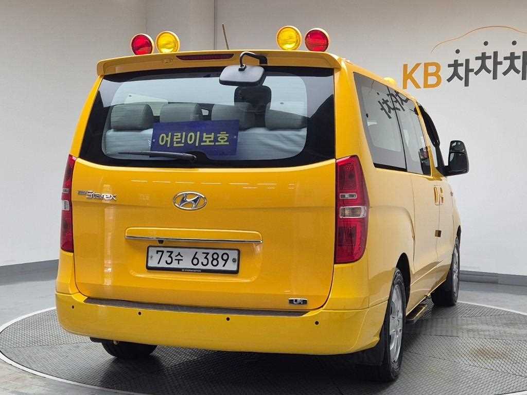 HYUNDAI Starex - Vista 3