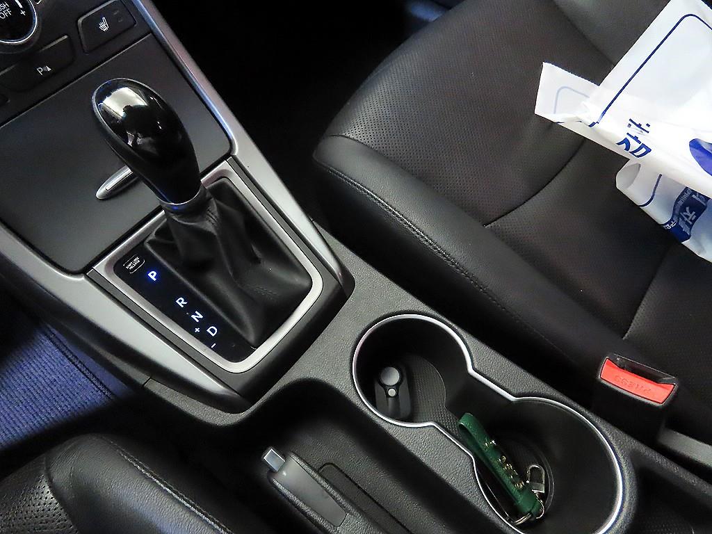 HYUNDAI Avante - Vista 12