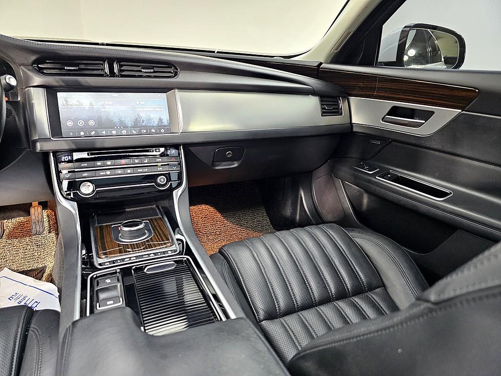 Jaguar XF - Vista 10