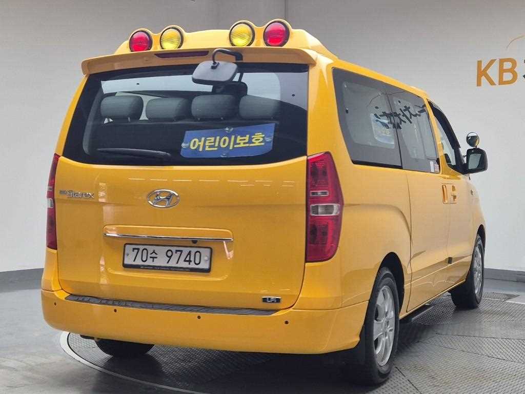 HYUNDAI Starex - Vista 3