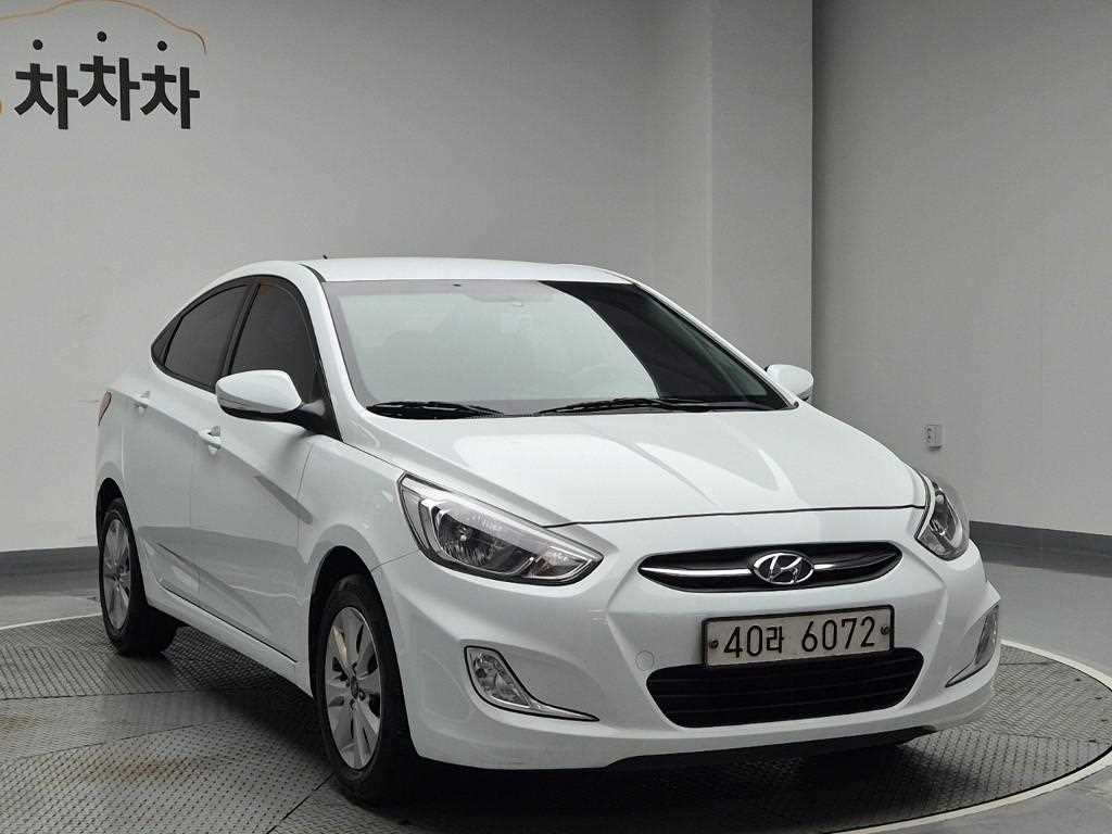 HYUNDAI Accent - Vista 4