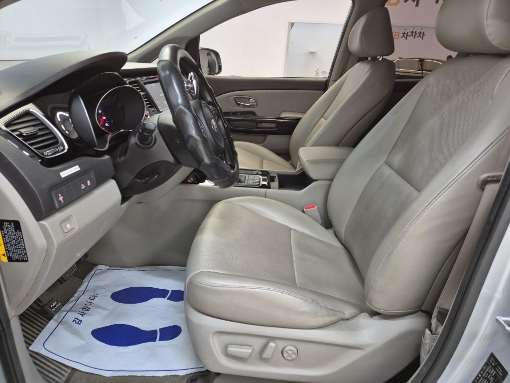 KIA Carnival - Vista 11
