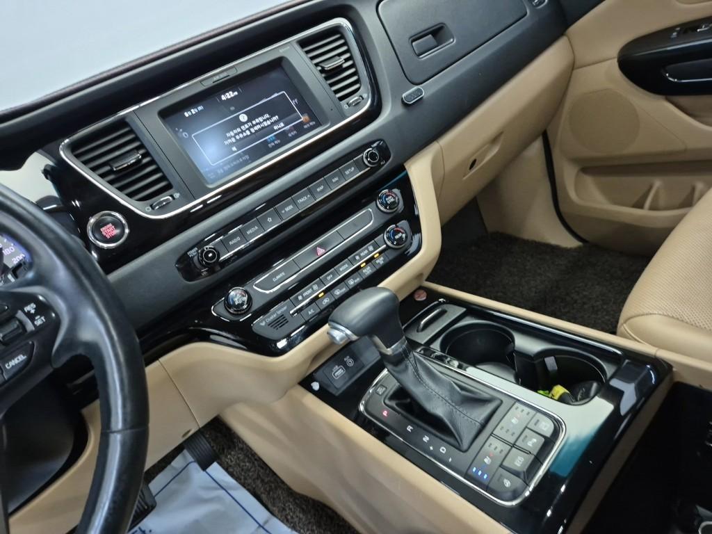 KIA Carnival - Vista 10
