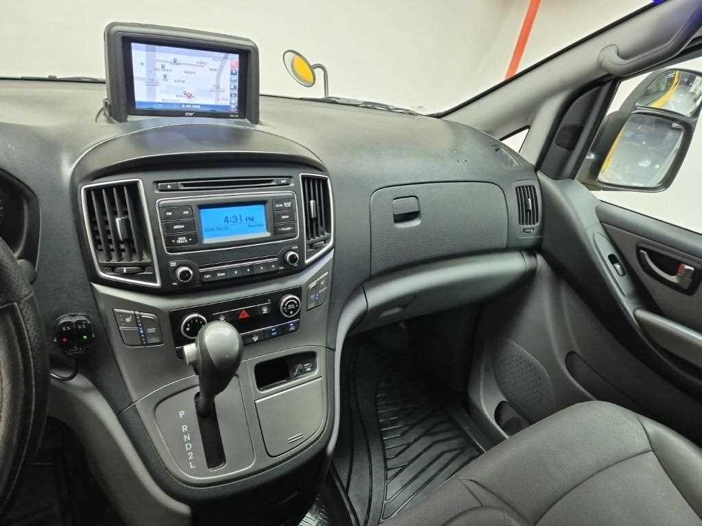 HYUNDAI Starex - Vista 10