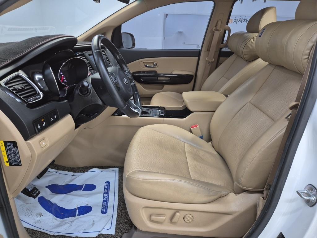 KIA Carnival - Vista 11