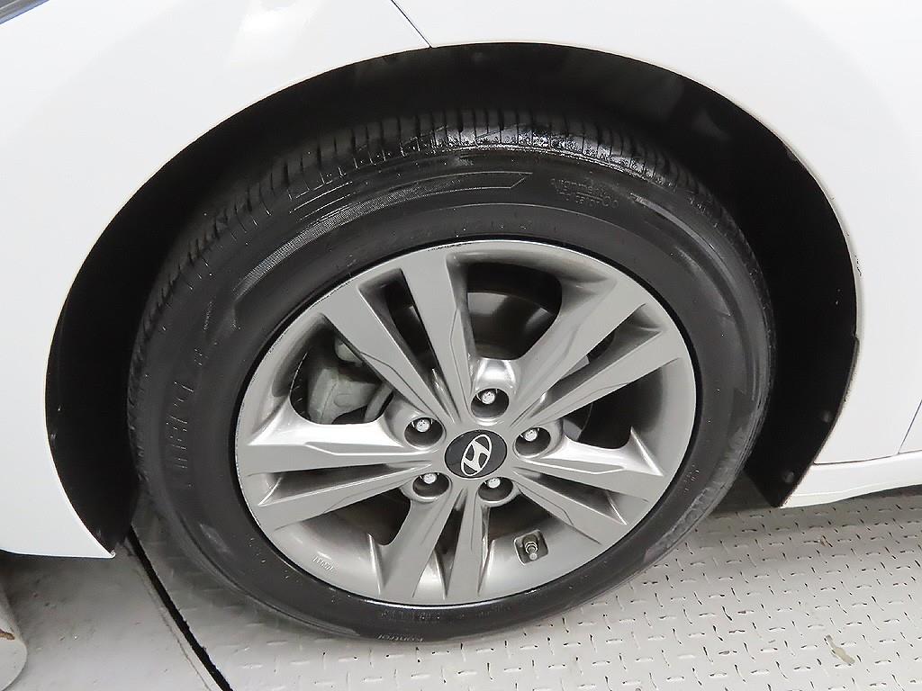 HYUNDAI Avante - Vista 9