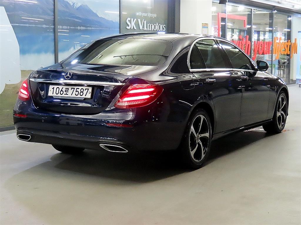 Mercedes Benz E class - Vista 4