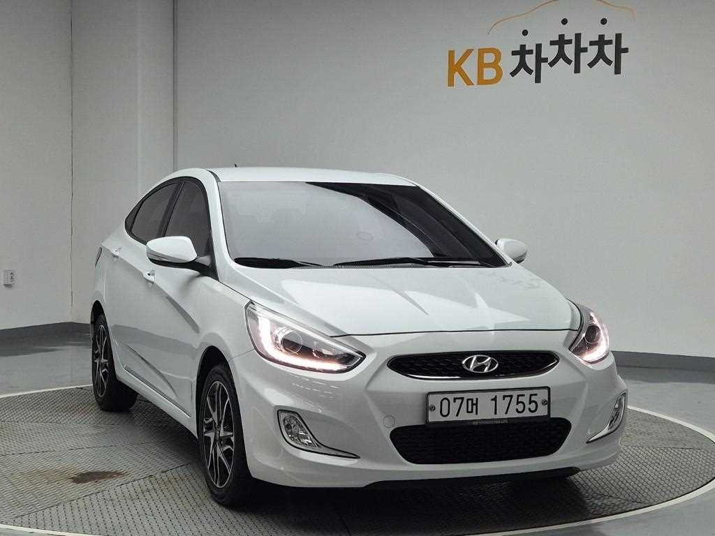 HYUNDAI Accent - Vista 4