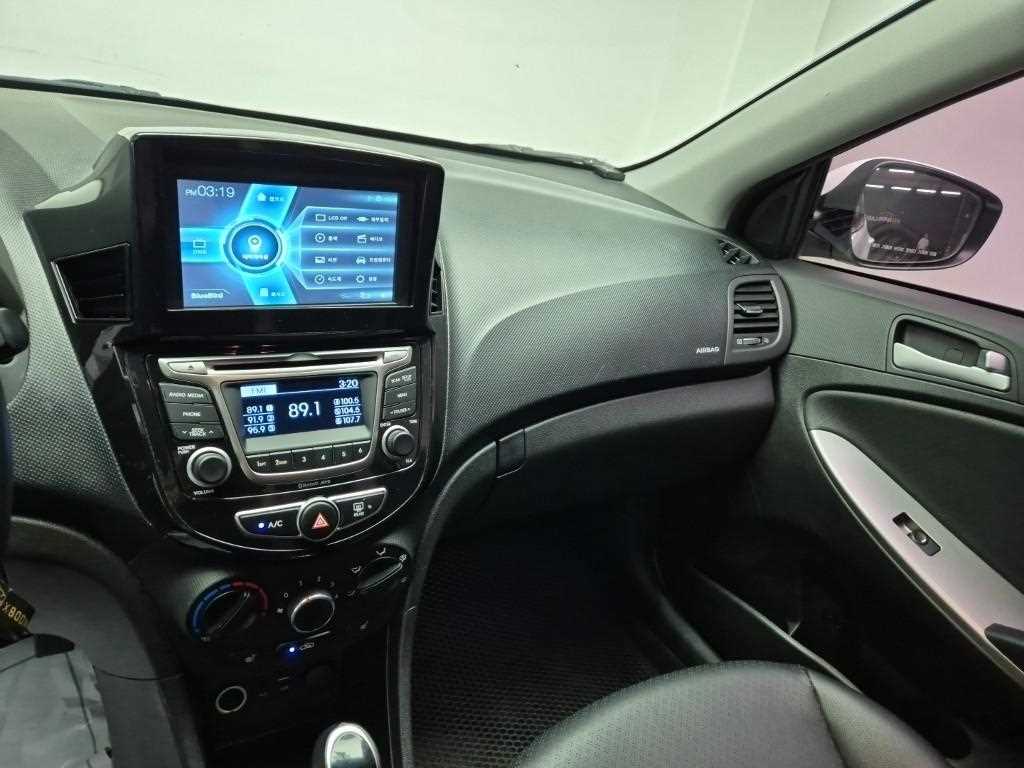 HYUNDAI Accent - Vista 10