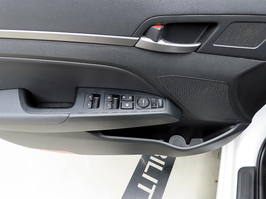 HYUNDAI Avante - Vista 11