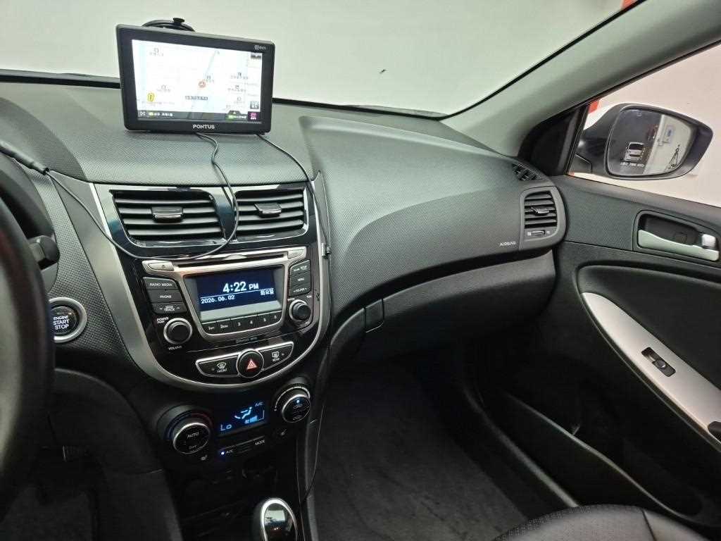 HYUNDAI Accent - Vista 10