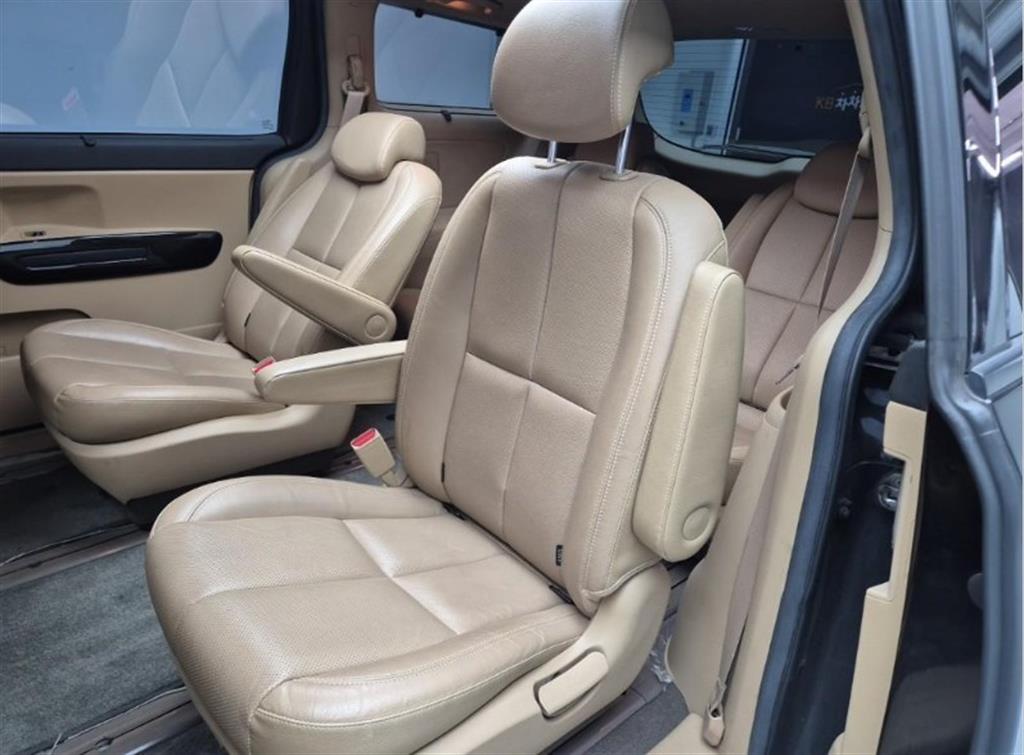 KIA Carnival - Vista 12