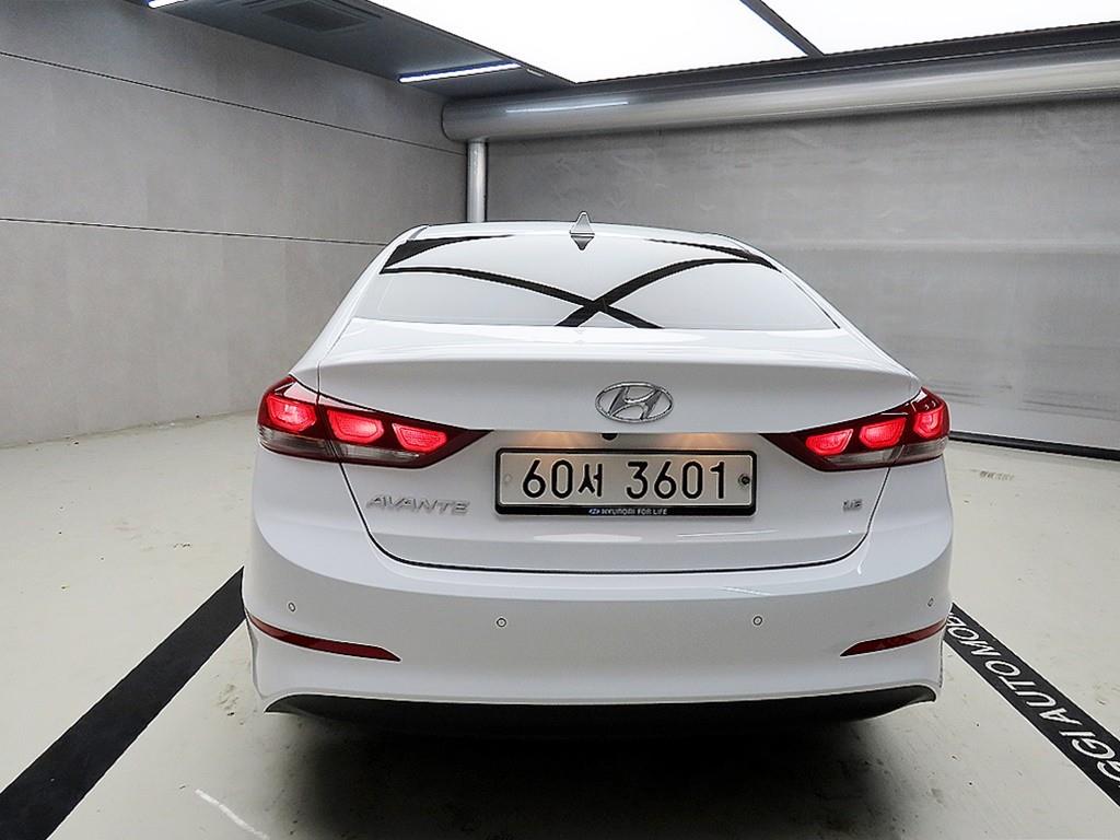 HYUNDAI Avante - Vista 3