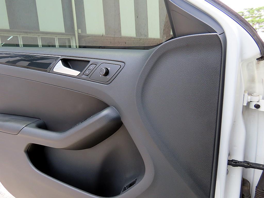Volkswagen Jetta - Vista 11
