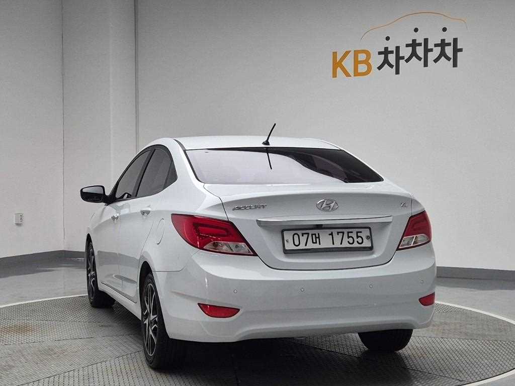 HYUNDAI Accent - Vista 2