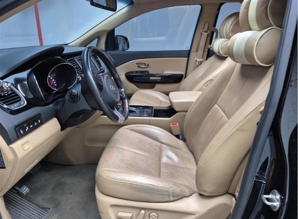 KIA Carnival - Vista 11