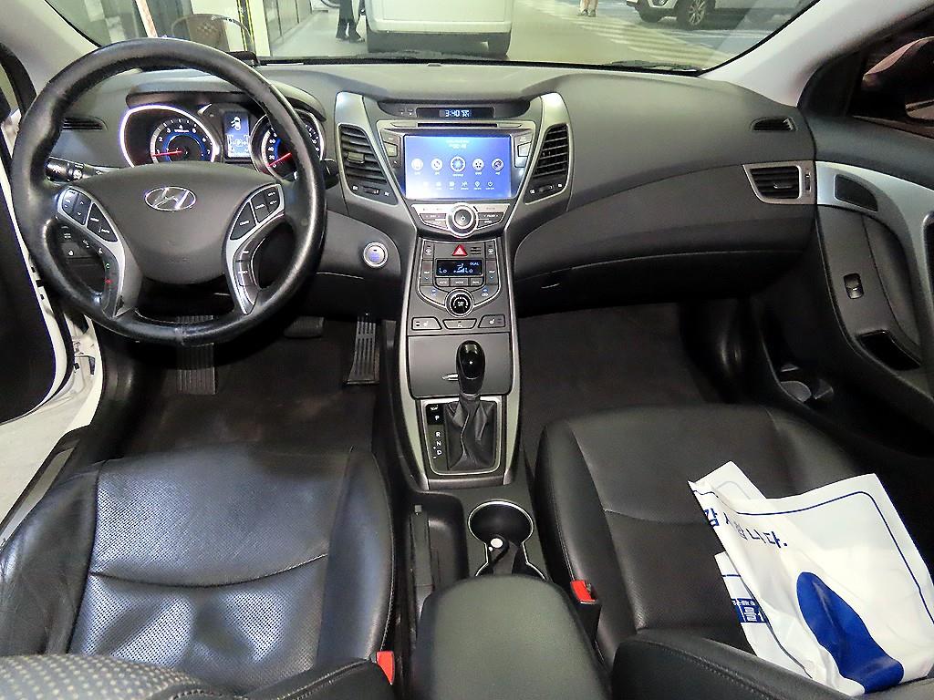 HYUNDAI Avante - Vista 10