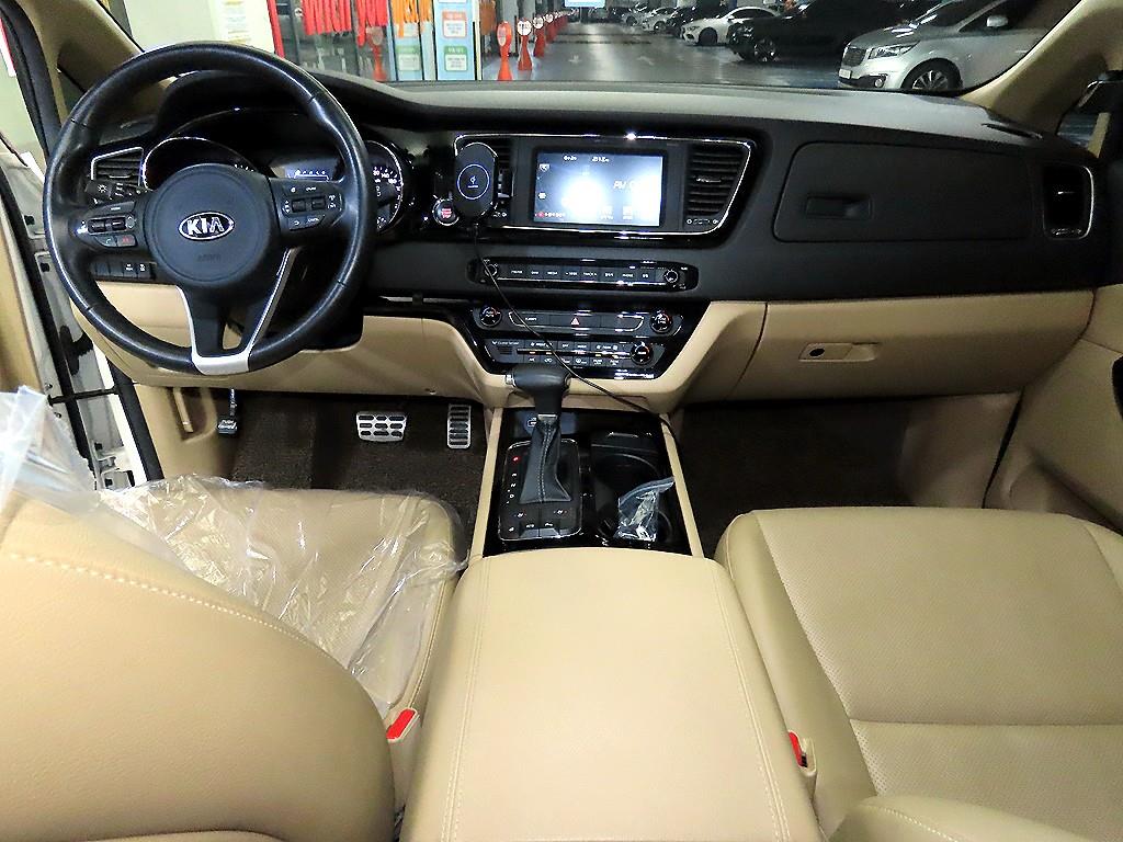 KIA Carnival - Vista 10