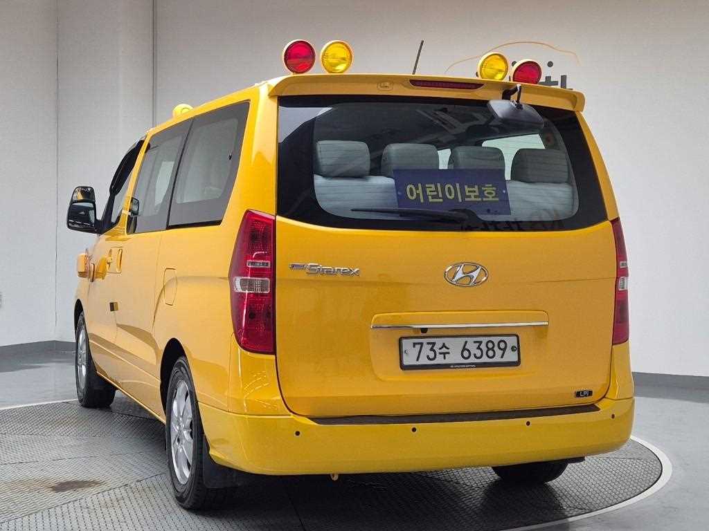 HYUNDAI Starex - Vista 2