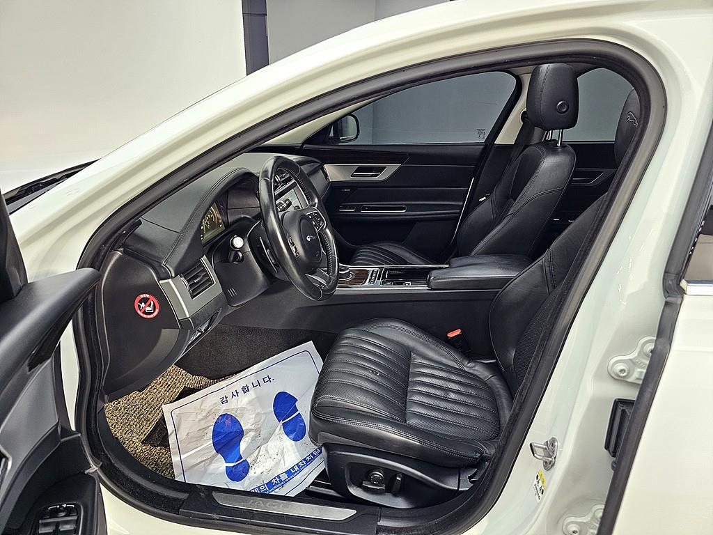 Jaguar XF - Vista 8
