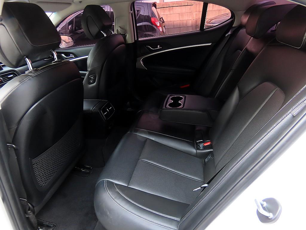 Genesis G70 - Vista 6