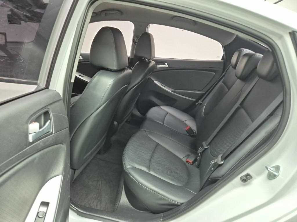 HYUNDAI Accent - Vista 12