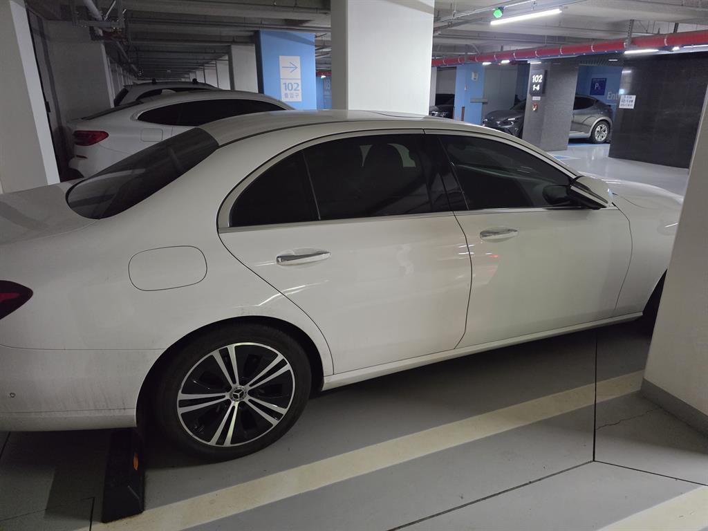 Mercedes Benz E class - Vista 3