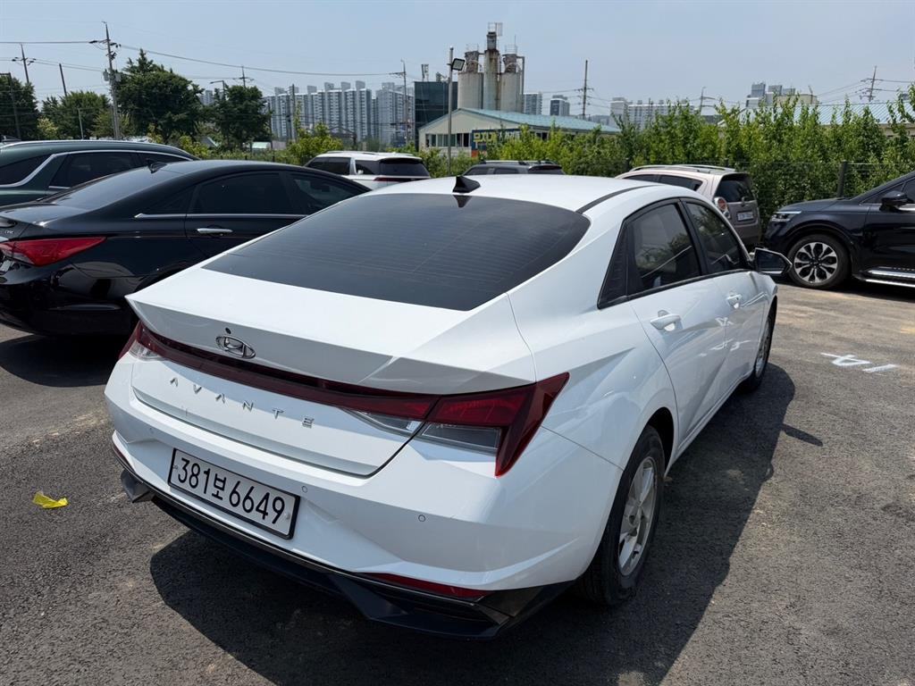 HYUNDAI Avante - Vista 2