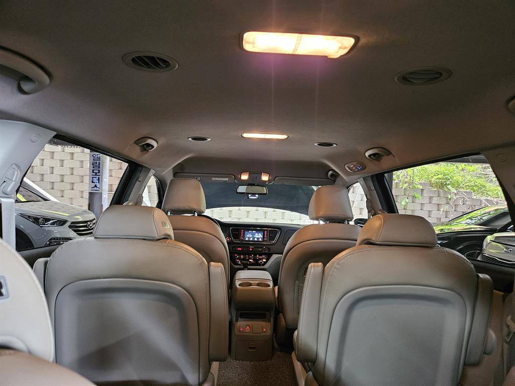 KIA Carnival - Vista 5