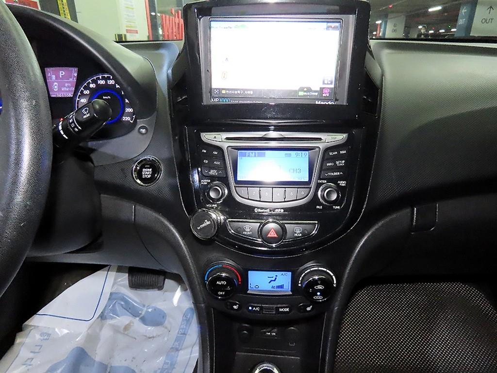 HYUNDAI Accent - Vista 11