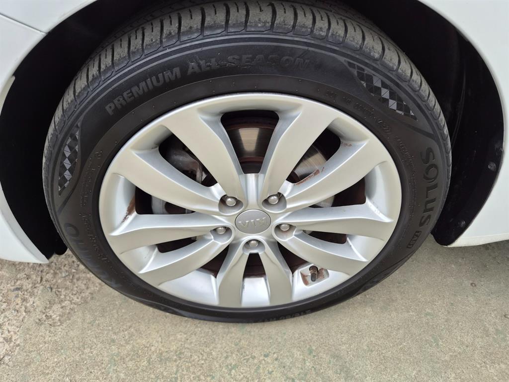 KIA Carens - Vista 5