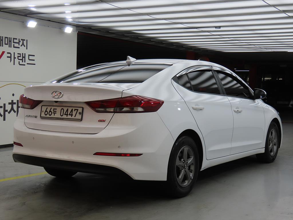 HYUNDAI Avante - Vista 3