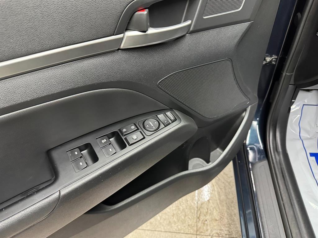 HYUNDAI Avante - Vista 10