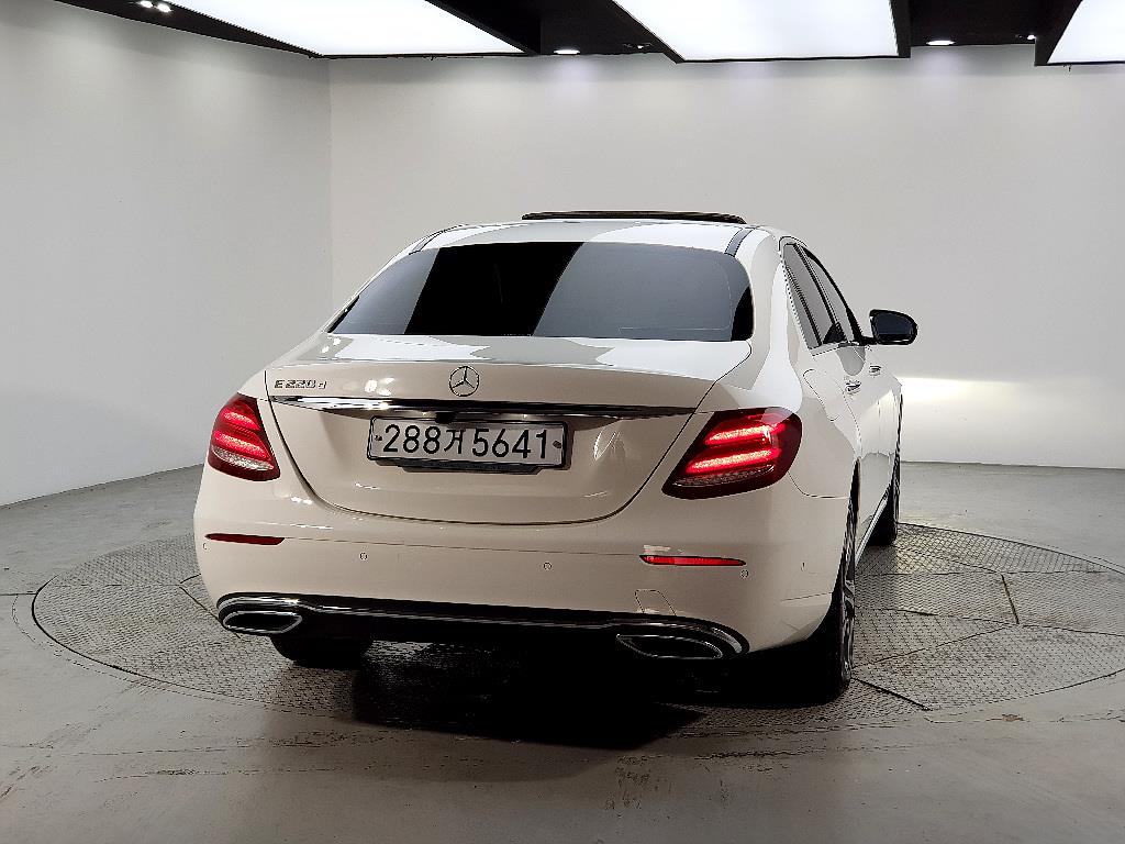 Mercedes Benz E class - Vista 3