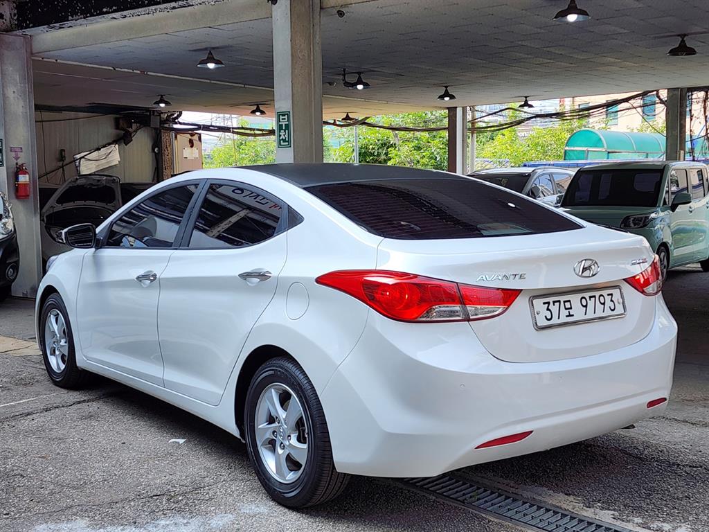 HYUNDAI Avante - Vista 3