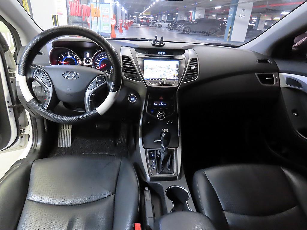 HYUNDAI Avante - Vista 10