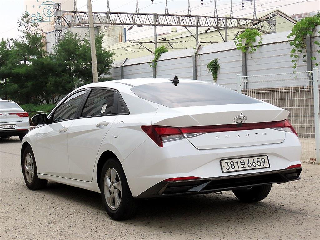 HYUNDAI Avante - Vista 3