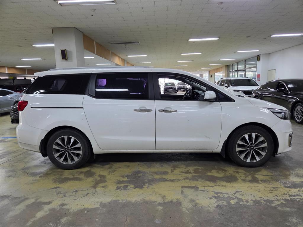 KIA Carnival - Vista 5
